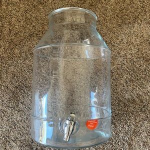 Glass beverage dispenser with lid